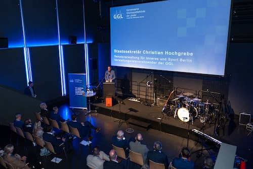 Christian Hochgrebe beim Grußwort Vorsitzender des Verwaltungsrates und Staatssekretär für Inneres in der Senatsverwaltung für Inneres und Sport des Landes Berlin