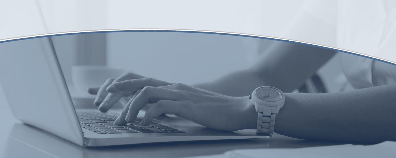 Person tippt auf Laptop